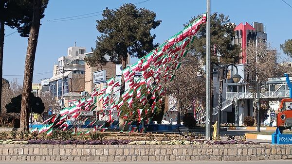 تزئین و فضا آرایی شهر نیشابور به‌مناسبت آغاز دهه فجر 