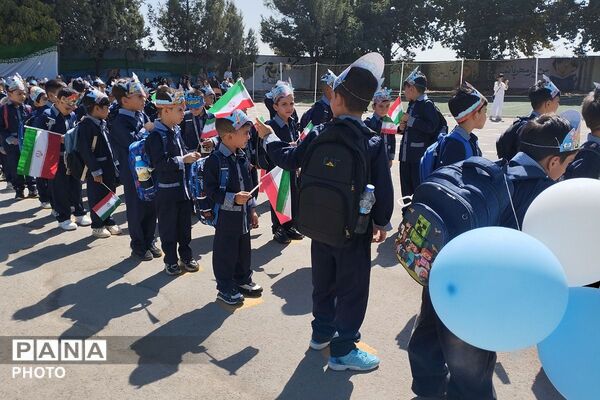 جشن شکوفه‌ها در مدرسه ۱۲ بهمن بهارستان دو