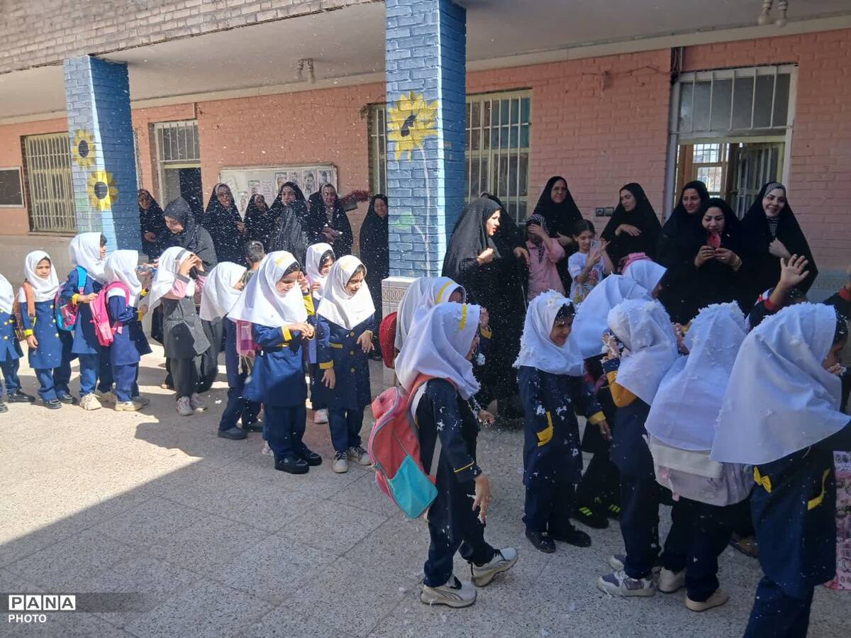 دانش آموزان هویزه به استقبال اول مهر رفتند