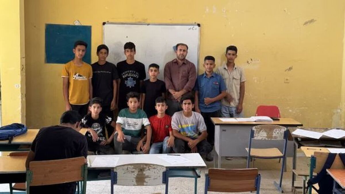 معلمی مرزنشینی که مرزی برای کشف استعداد دانش‌آموزانش قائل نیست