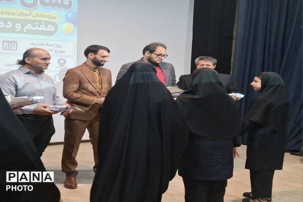 مراسم اعطای نشان سمپاد به دانش آموزان فرزانگان ورامین