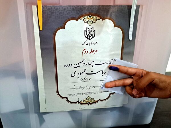 مردم‌ مشهد مثل همیشه با شور و نشاط آمدند تا ایران را بسازند