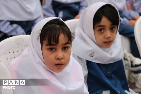 جشن شکوفه‌ها در مدرسه ۱۷ شهریور بجنورد با یاد دختران شهید میناب
