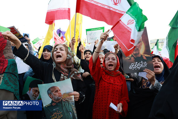تجمع مردمی بشارت فتح در میدان انقلاب
