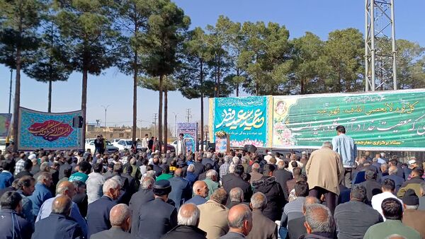 اقامه نماز با شکوه عید فطر به امامت امام جمعه حبیب آباد