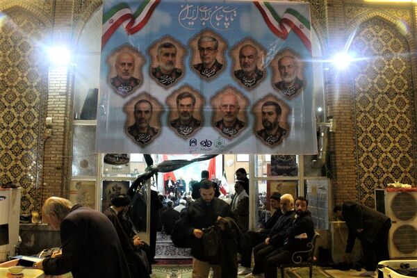 استقبال نوجوانان از غرفه‌های یادواره شهدای مسجد جامع قم