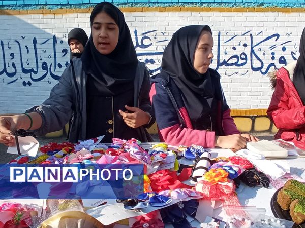 برپایی بازارچه‌ دانش‌آموزی در دبیرستان دلیری مشهد