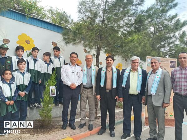 کاشت نهال به یاد دانش آموزان شهید میناب در دبستان آرمینه مصلی نژاد