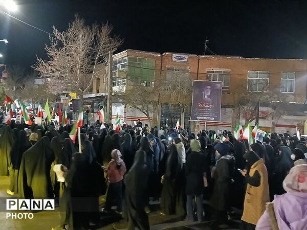 تجمع پرشور مردم در شب هیجدهم دفاع از مام میهن