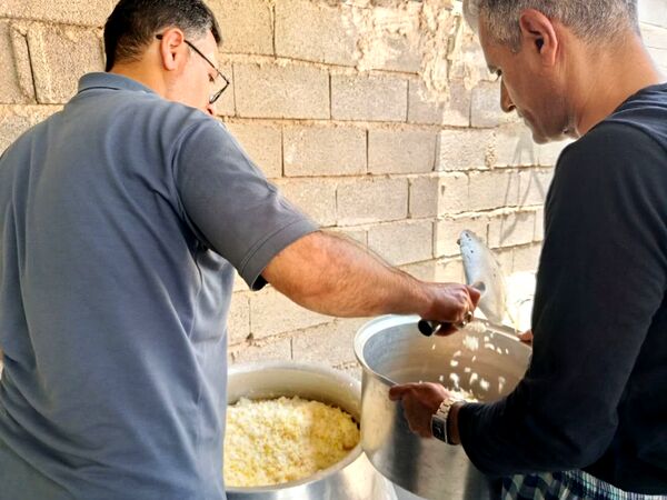 پخت و توزیع نذری در روز تاسوعای حسینی روستای حسن آباد داراب استان فارس