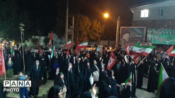 هم‌صدایی مردم در خیابان‌های شهر در بیعت با رهبر انقلاب