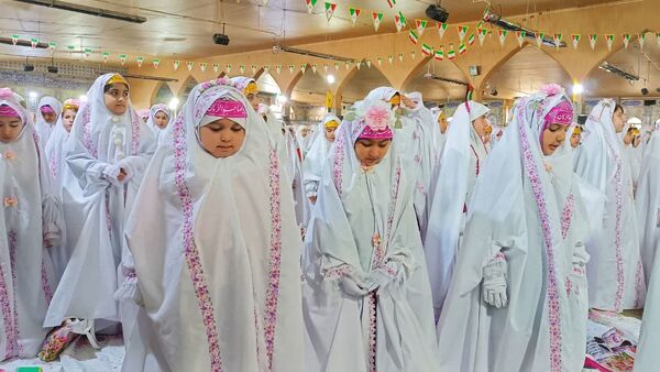 نماز جماعت انسجام‌بخش جشن تکلیف دختران بویراحمدی