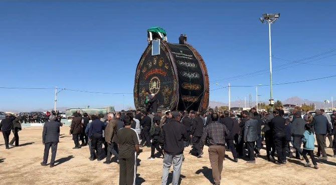 مراسم نخل‌برداری در شهر بخ و گاریزات