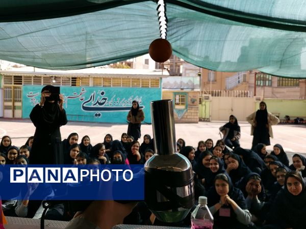 بزرگداشت روز آزمایشگاه در دبیرستان یغمای نیشابوری 