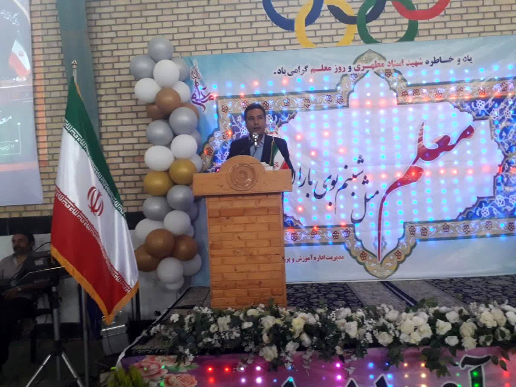 معلمان نقش کلیدی در تربیت و آگاه‌سازی دانش‌آموزان دارند