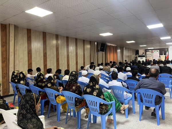 تجلیل از دانش‌آموزان ممتاز در جشنواره قرآنی، فرهنگی و ورزشی منطقه فین 