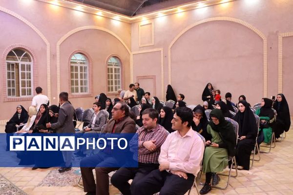 «محفل شهریور شعر» با حضور دانش‌آموزان یزدی