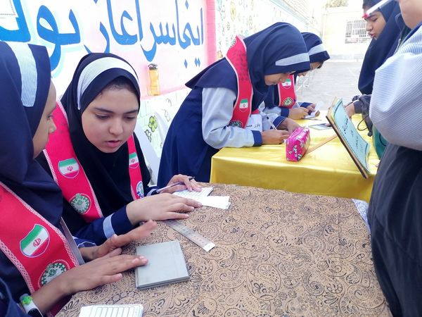 مراسم انتخابات شورای دانش آموزی در دبیرستان ناهید نخودی 