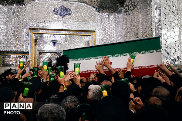 طواف پیکر رهبر شهید انقلاب بر گرد ضریح مطهر امام رضا علیه‌السلام