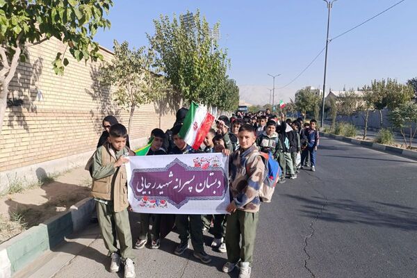 حضور دانش آموزان به مناسبت یوم الله ۱۳آبان، در ورزشگاه شهدای شهرستان قدس