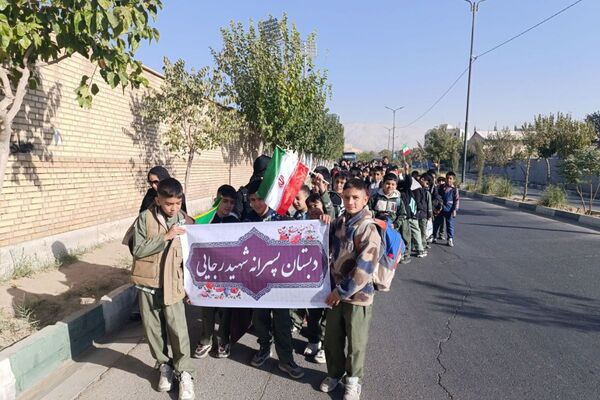 حضور دانش آموزان به مناسبت یوم الله ۱۳آبان، در ورزشگاه شهدای شهرستان قدس