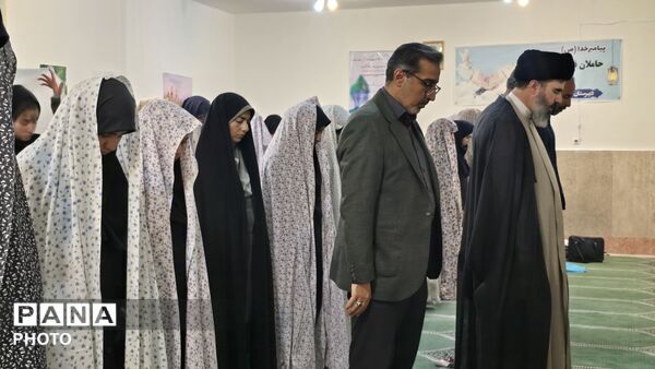 اقامه نماز جماعت ظهر در جمع دانش‌آموزان مدرسه شمس تبریزی