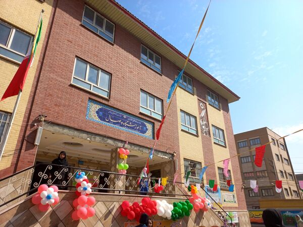 آغاز سال تحصیلی جدید با جشن غنچه‌ها در دبستان شهید باهنر در ملارد