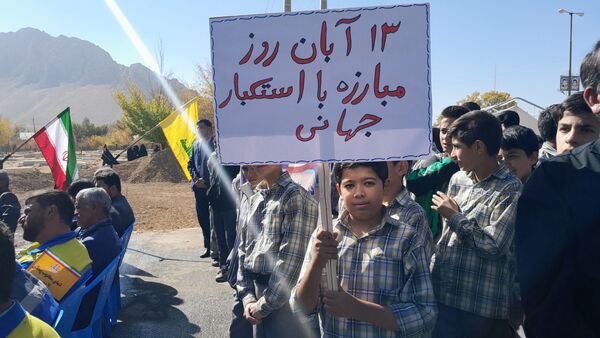 راهپیمایی باشکوه ۱۳ آبان در شهرستان بن 