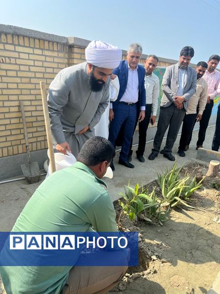 آغاز سال تحصیلی با کاشت درخت به یاد شهدای دانش‌آموز در سیریک
