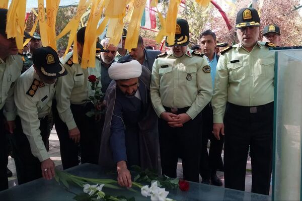 آیین گلباران قبور شهدا در آخرین روز هفته انتظامی