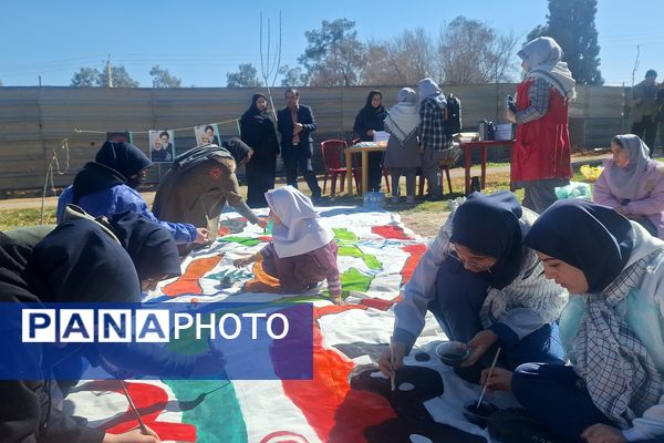 لذت نقاشی همگانی کنار دوستان در بوستان جنت شیراز 