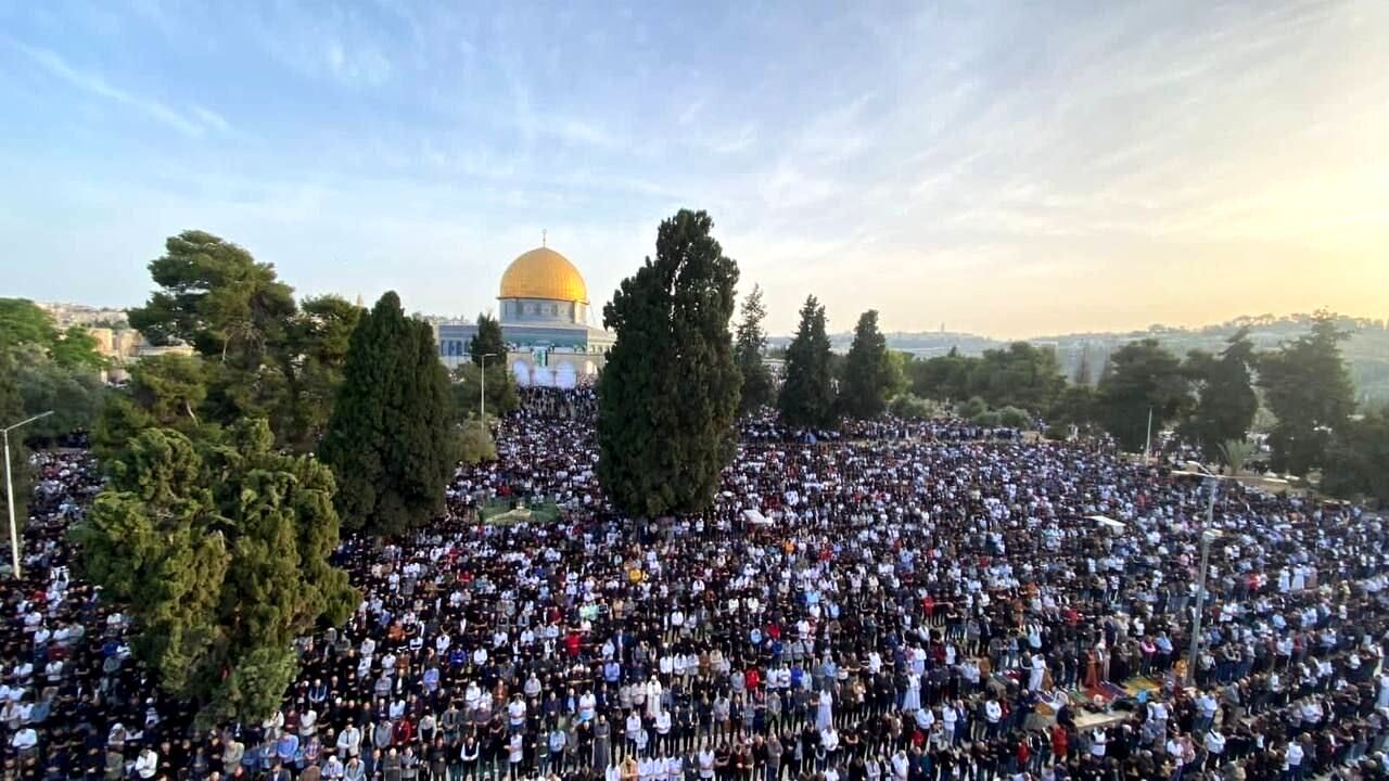 ۱۲۰ هزار فلسطینی نماز عید را در مسجد الاقصی بر پا کردند

