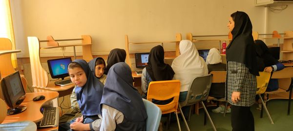 بازدید دانش‌آموزان پیشتاز‌ مدرسه شهید خاقانی از کلاس‌های رایانه کانون سمیه شیروان