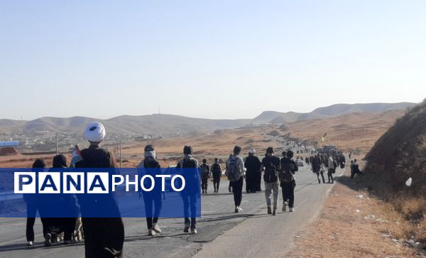  کاروان زائرین پیاده دانش‌آموزی در نیشابور