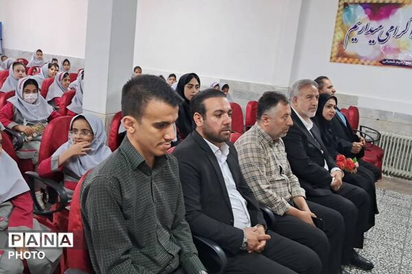 هم‌کلاسی‌های مهربان در مدرسه حاج محمدعلی تقی‌پور