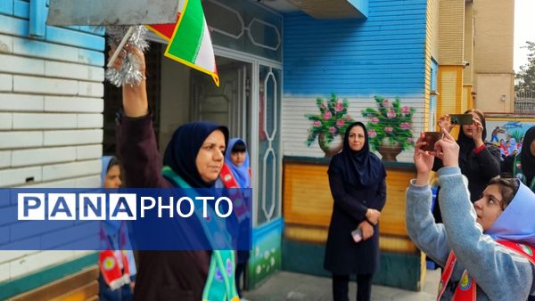آیین نواختن زنگ چهل و هفتمین سالروز پیروزی انقلاب اسلامی در دبستان دخترانه فرهنگیان ۲