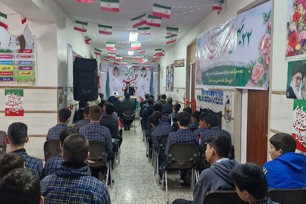 بیعت نوجوانان مدرسهٔ امام خمینی (ره) قرچک با آرمان‌های امام راحل در چهل و هفتمین جشن پیروزی انقلاب 