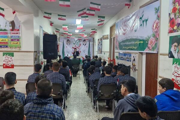 بیعت نوجوانان مدرسهٔ امام خمینی (ره) قرچک با آرمان‌های امام راحل در چهل و هفتمین جشن پیروزی انقلاب 