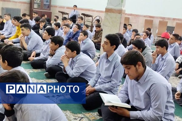 گفت‌وگوی آموزشی پس از اقامه نماز جماعت در دبیرستان شهید چمران