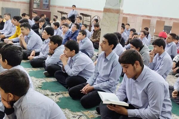 گفت‌وگوی آموزشی پس از اقامه نماز جماعت در دبیرستان شهید چمران