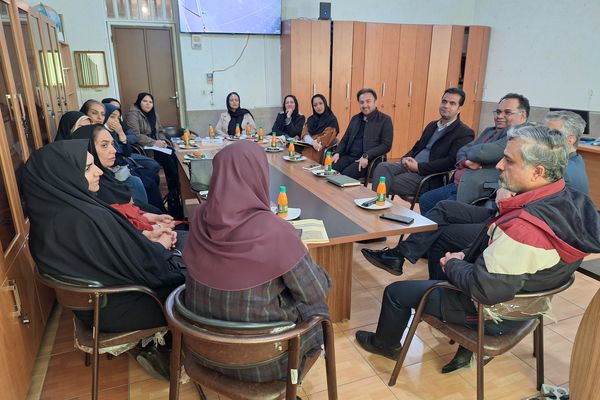 جلسه انجمن اولیا و مربیان و هیات امنا برای فردای دانش‌آموزان دبیرستان پویش شیراز 