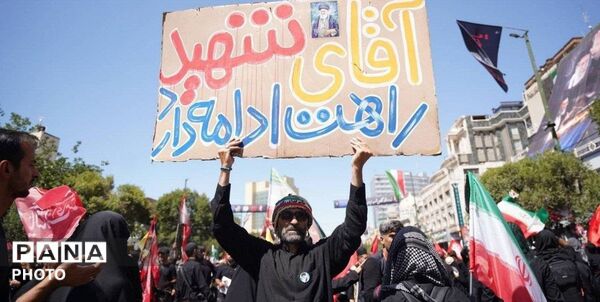 تشییع پیکر رهبر شهید انقلاب در مشهد مقدس با حضور پرشور مردم 