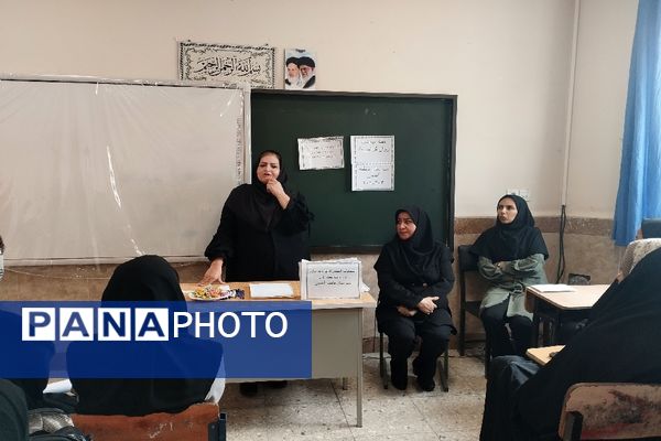 جلسه انجمن و اولیا در دبیرستان فاطمه آهنچی مشهد