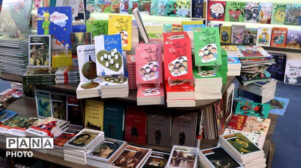 از قصه‌گویی تا رونمایی کتاب؛ نمایشگاهی به یاد کودکان میناب در خیابان حجاب 