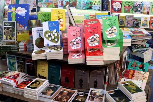 از قصه‌گویی تا رونمایی کتاب؛ نمایشگاهی به یاد کودکان میناب در خیابان حجاب 