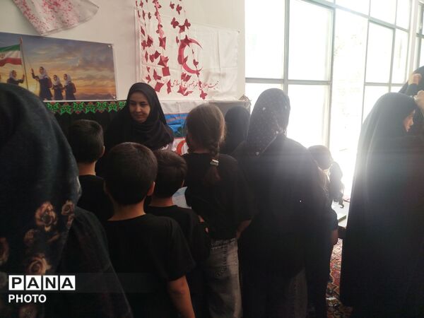 مادران و نوزادان در آئین شیرخوارگان حسینیه عاشورا نیر یزد