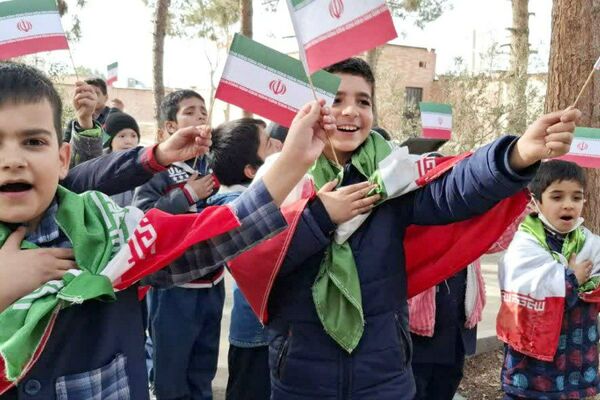 دهه فجر در دبستان‌های باران قشلاق معین‌آباد و شهدای قلعه‌سین پیشوا؛ کودکان روایتگر امید و همبستگی ملی