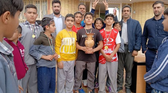 فوتبال درون مدرسه‌ای در آموزشگاه شهید مفتح الشتر