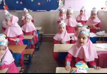 «جشن الفبا» کلاس اولی‌های دبستان دخترانه استقلال شهرضا