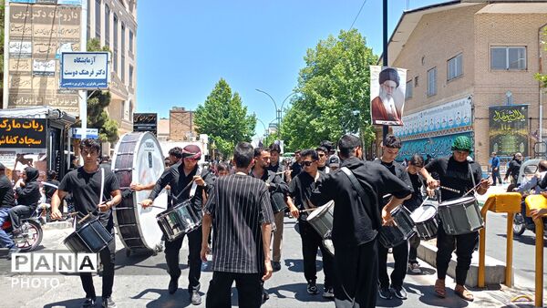 خیابان ها غرق در نوای طبل ها